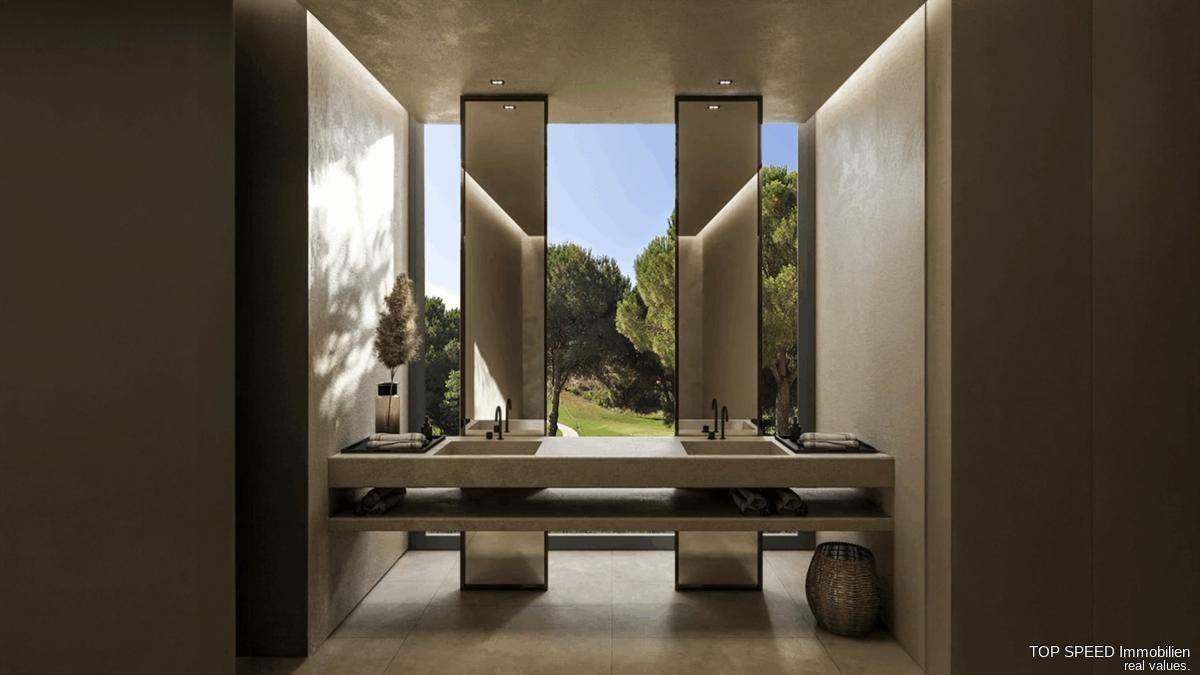 Modernes Badezimmer mit Doppelwaschbecken, großen Spiegeln und Blick ins Grüne.