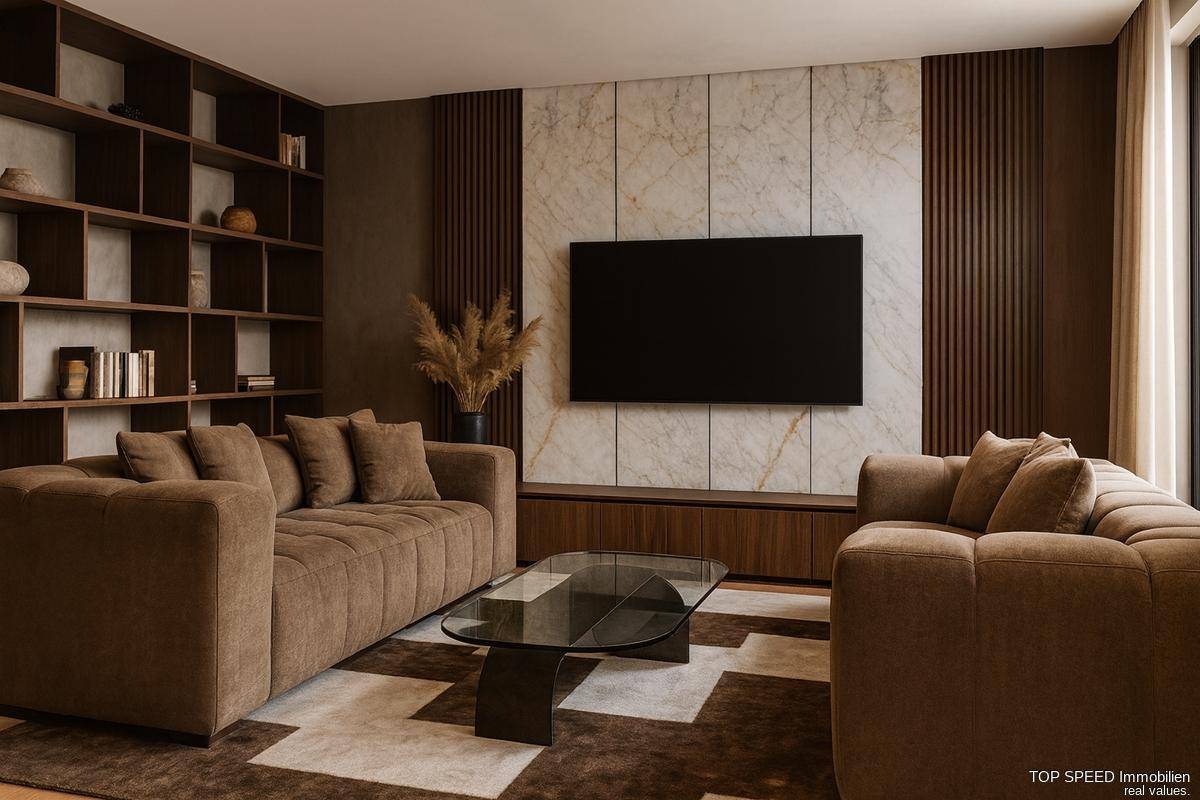 Elegantes Wohnzimmer mit bequemen Sofas, Marmorwand und integriertem Bücherregal.