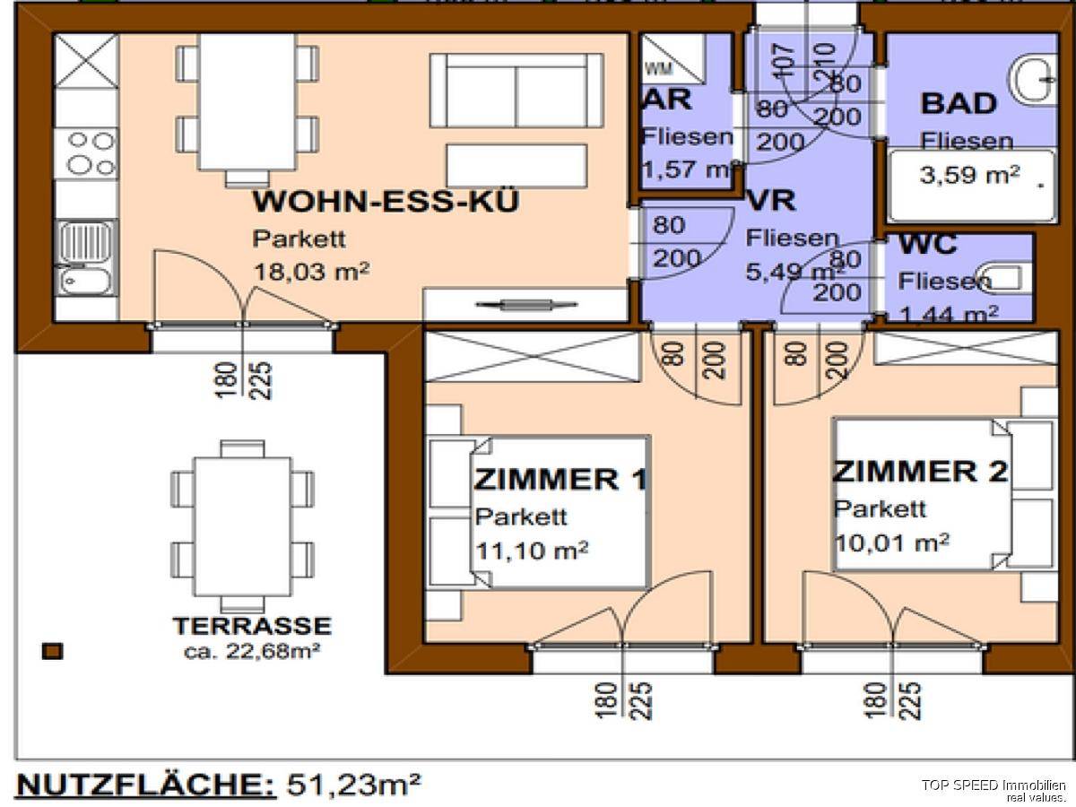 Grundriss einer Wohnung mit offenem Wohn-Ess-Küchenbereich, zwei Schlafzimmern und großer Terrasse.