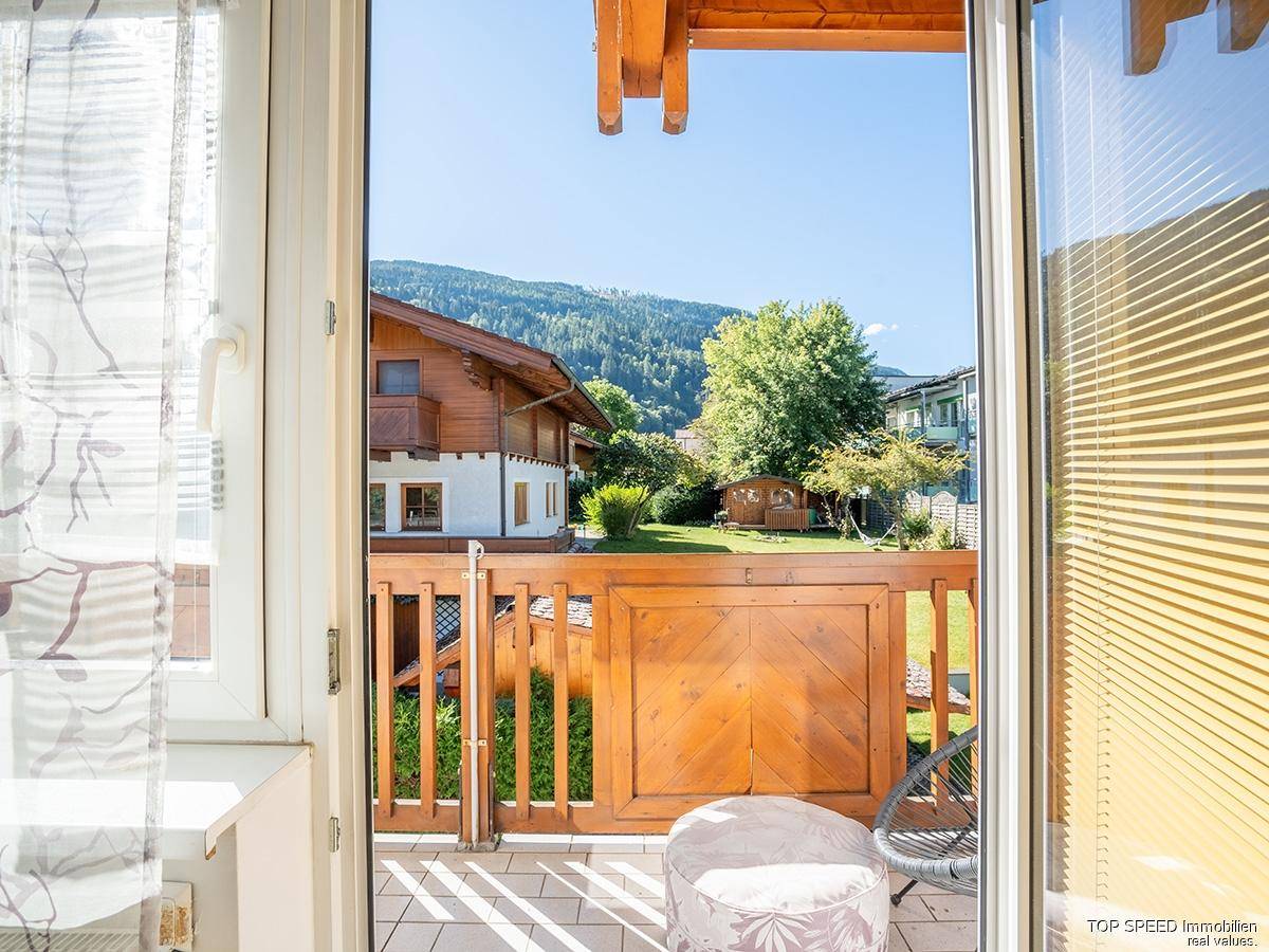 Balkon mit Blick auf den Garten und die umliegende Berglandschaft.
