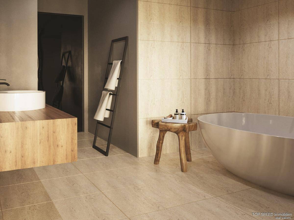 Modernes Badezimmer mit freistehender Badewanne, Holzwaschtisch und großformatigen Fliesen in warmen Tönen.