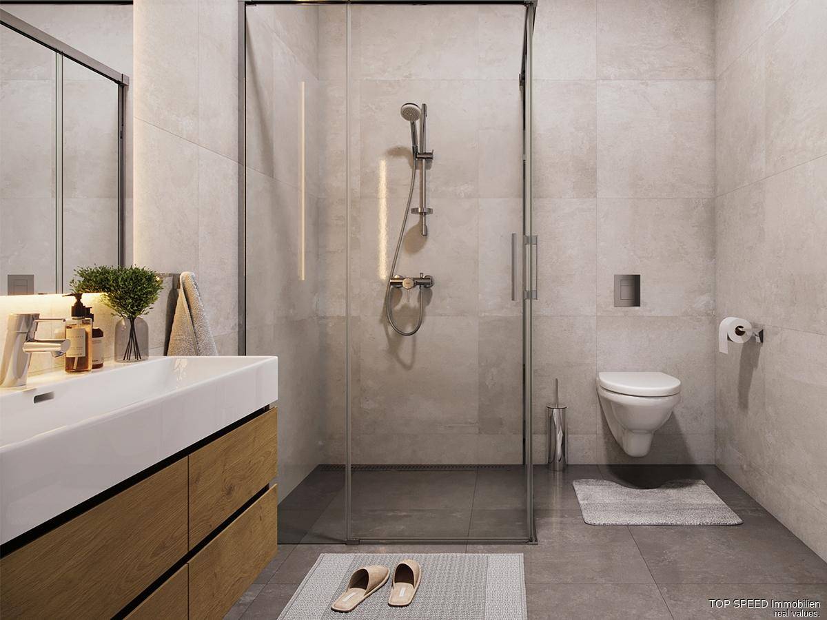 Modernes Badezimmer mit begehbarer Dusche, Wand-WC und großformatigen Fliesen.
