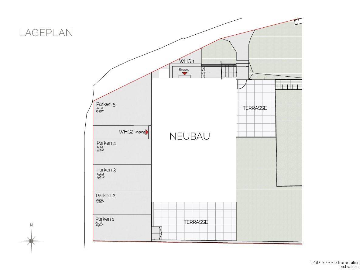 Lageplan des Neubaus mit Parkplätzen und Terrassenbereichen.