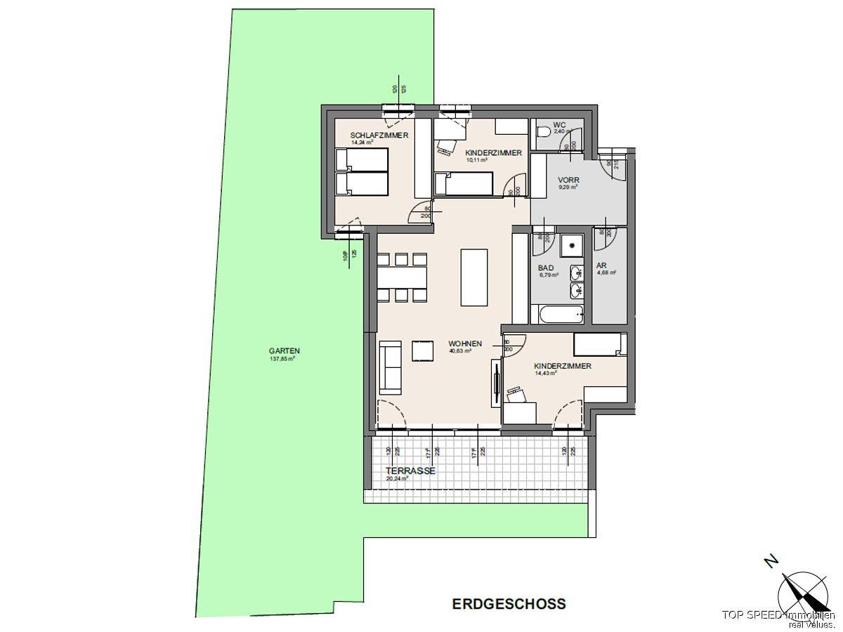 Grundriss des Erdgeschosses mit offenem Wohnbereich, Schlafzimmern, Bad, WC, Abstellraum, Terrasse und Garten.