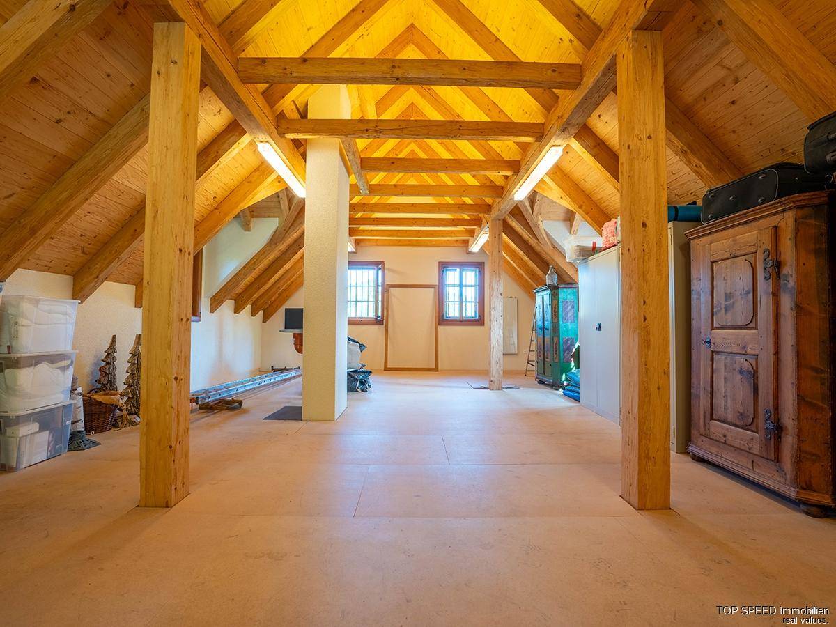 Großer Dachboden mit sichtbaren Holzbalken und viel Potenzial für Ausbau, hell und geräumig.