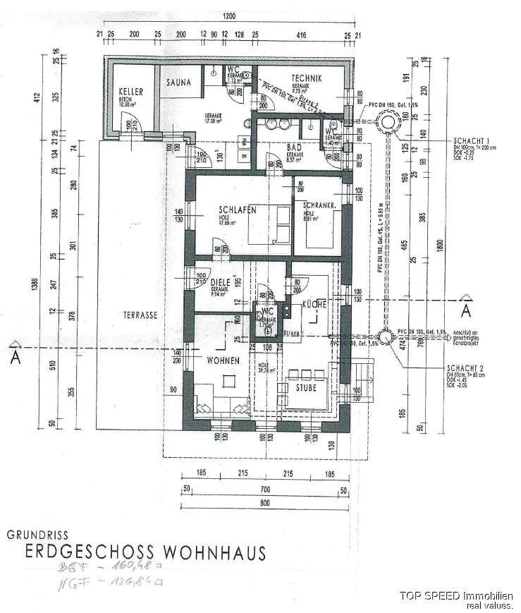 Grundriss des Erdgeschosses eines Wohnhauses mit Terrasse, Sauna und mehreren Zimmern.