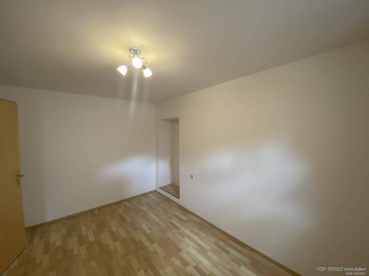 Gemütlicher Raum mit Laminatboden, ideal als Schlaf- oder Arbeitszimmer nutzbar.