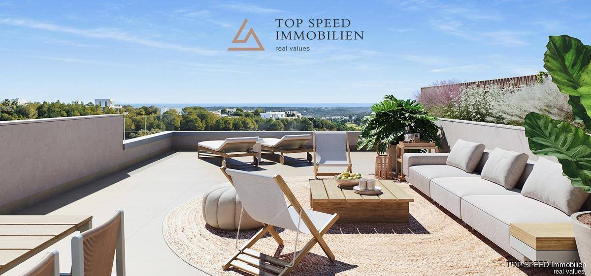 Große Dachterrasse mit Meerblick, Lounge-Möbeln und viel Platz zum Entspannen.
