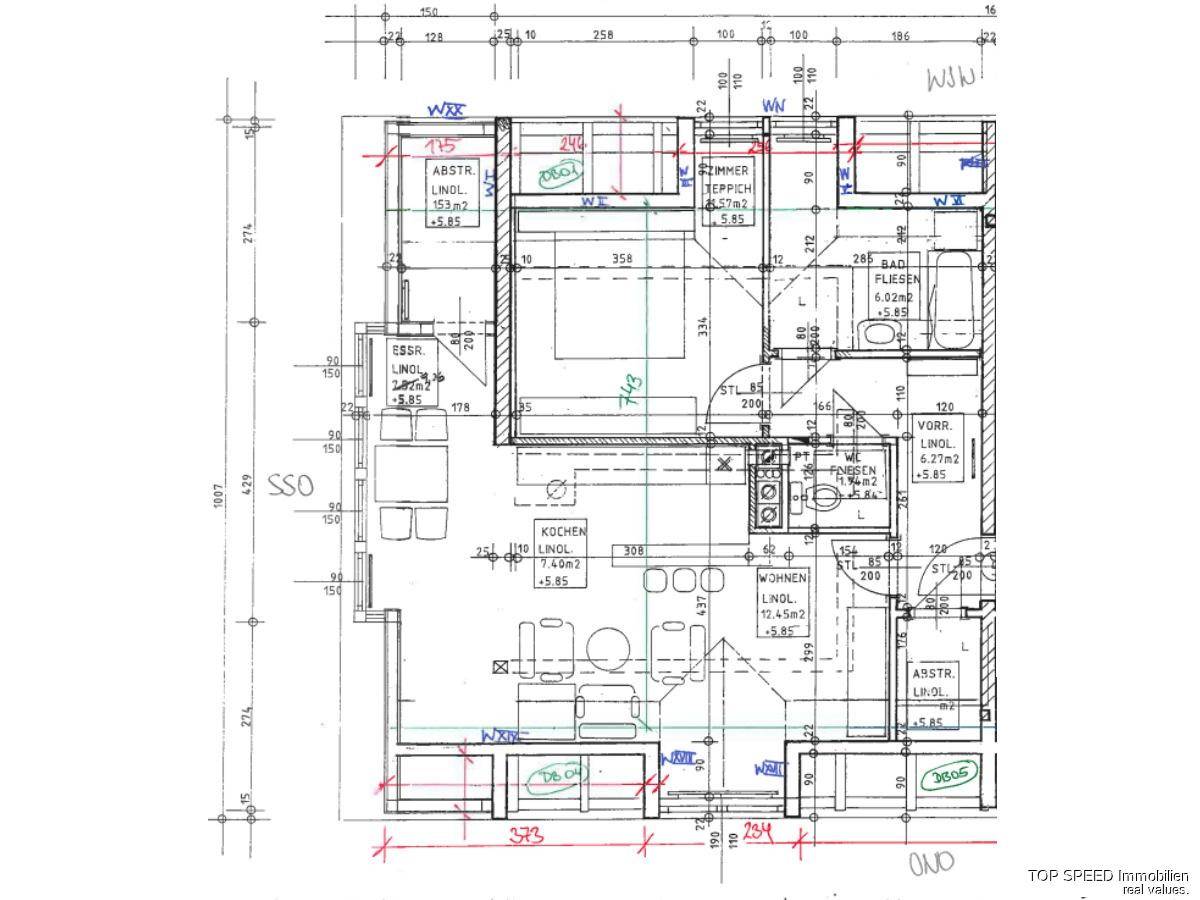 Handgezeichneter Grundriss einer Wohnung mit mehreren Zimmern und Nasszellen.