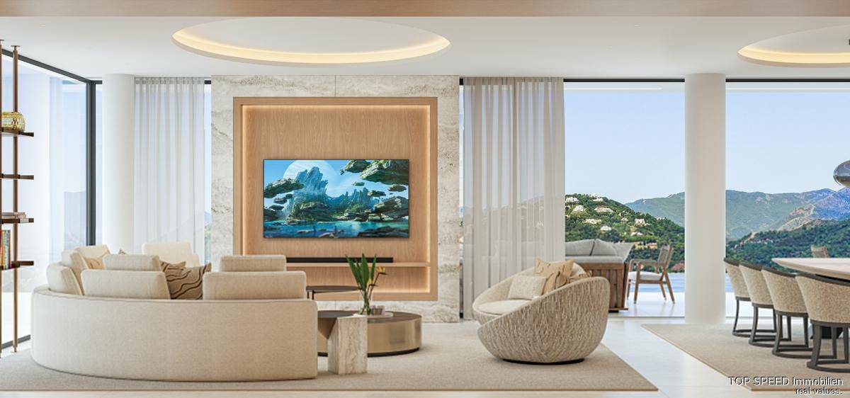 Gemütliches Wohnzimmer mit großem Fernseher, modernen Möbeln und Bergblick.
