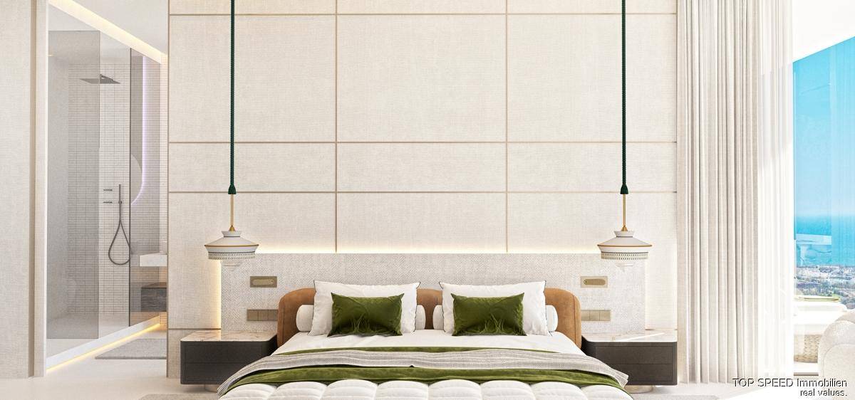 Modernes Schlafzimmer mit integrierter Dusche, stilvoller Wandverkleidung und Meerblick.