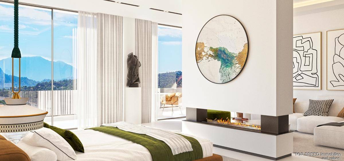 Luxuriöses Schlafzimmer mit modernem Kamin, Kunstwerken und Bergblick.