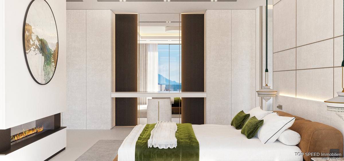 Elegantes Schlafzimmer mit integriertem Schminktisch, Einbauschränken und Bergblick.
