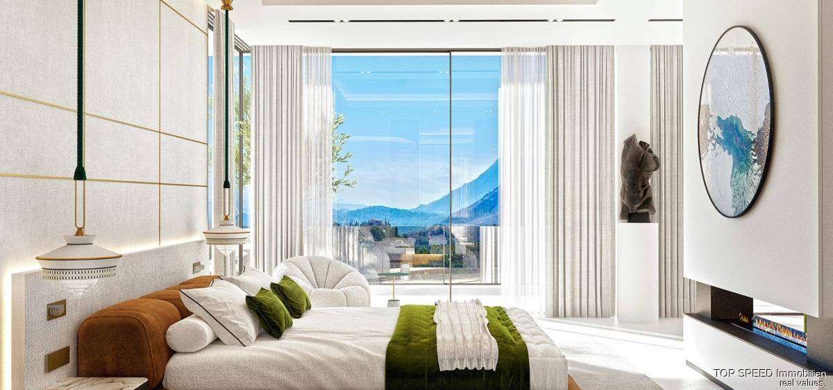 Elegantes Schlafzimmer mit raumhohen Fenstern, Kamin und atemberaubendem Bergblick.