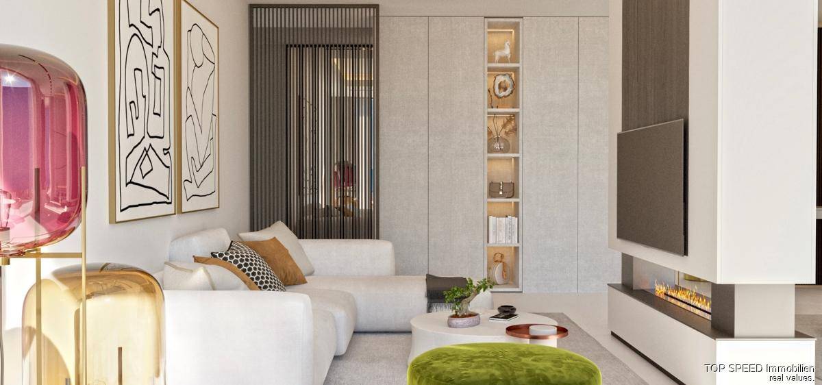 Modernes Wohnzimmer mit bequemer Couch, dekorativen Elementen und integrierten Regalen.