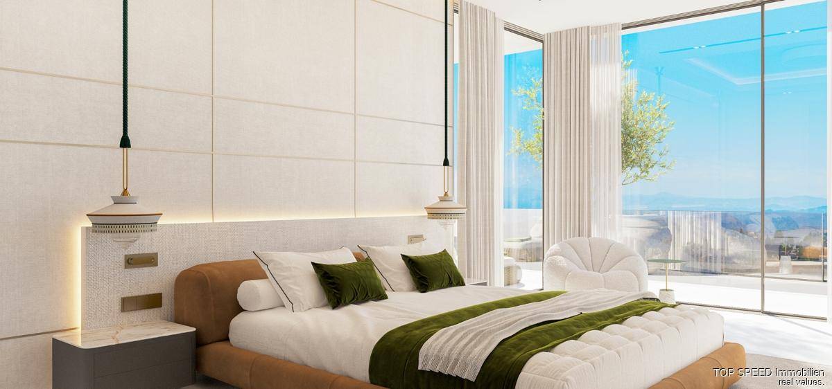 Helles Schlafzimmer mit großen Fenstern, stilvoller Einrichtung und Panoramablick.