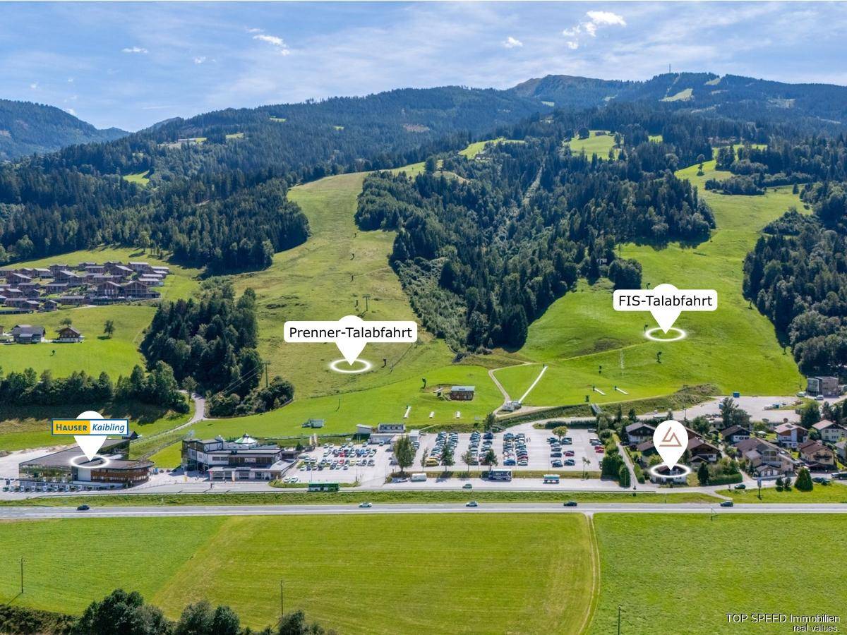 Panoramablick aus der Luft auf die Berglandschaft mit Skipisten und dem Hauser Kaibling.