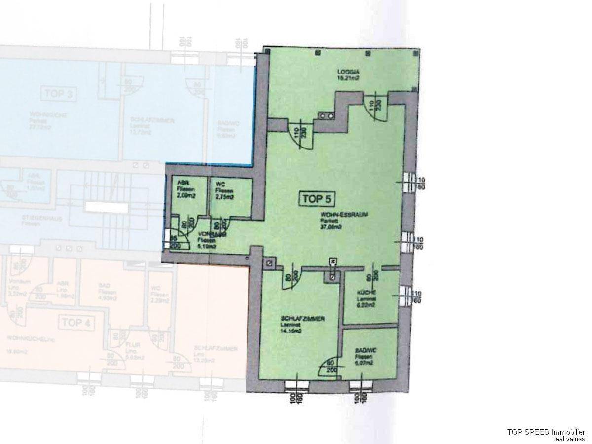 Grundriss der Einheit TOP 5 mit Wohn-Essbereich, Schlafzimmer, Bad und Loggia.