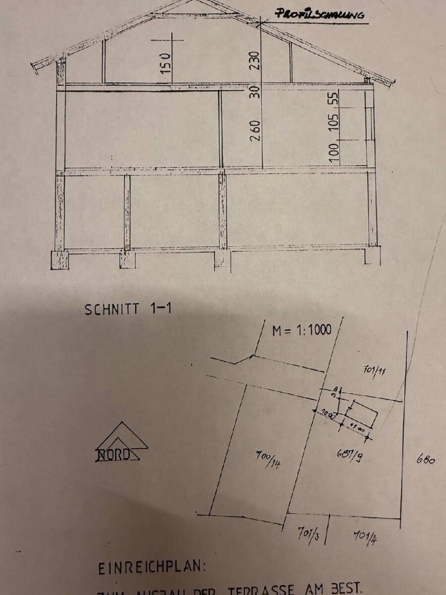 Handgezeichneter Schnittplan des Gebäudes mit Dachneigung und Lageplan.