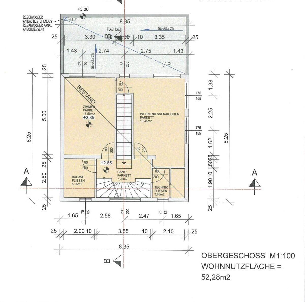 Grundriss des Obergeschosses mit offenem Wohn-Essbereich, Bad und Technikraum.