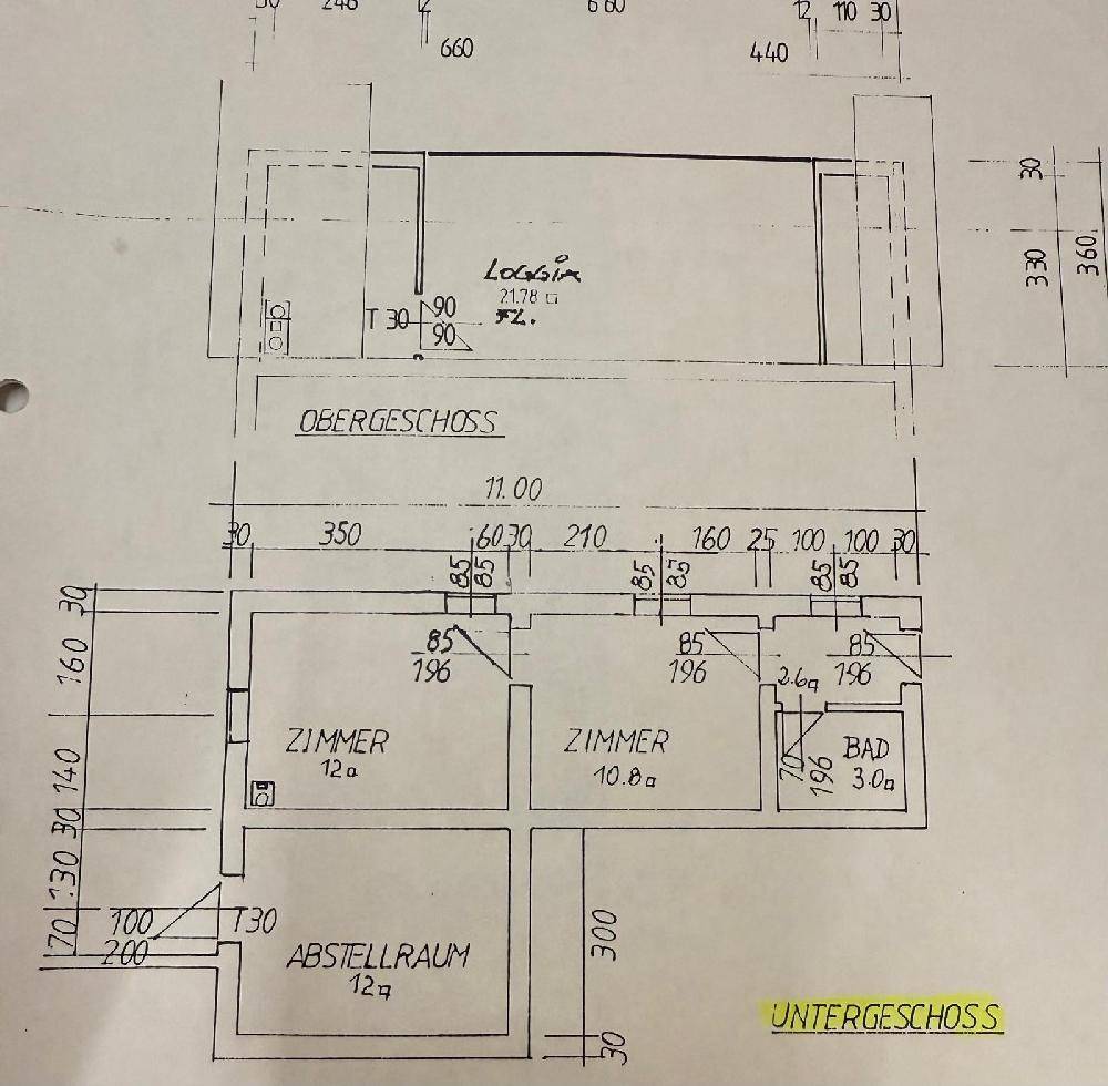 Handgezeichneter Grundriss des Untergeschosses mit Zimmern, Abstellraum, Bad und Loggia.