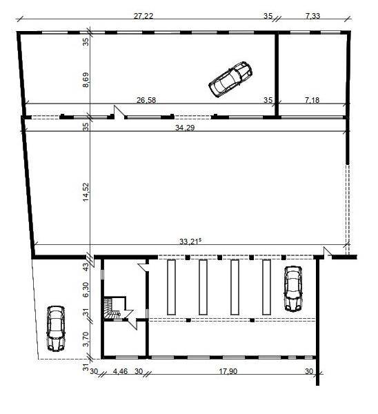 Grundrissplan eines Gewerbeobjekts mit Parkflächen und verschiedenen Innenräumen.