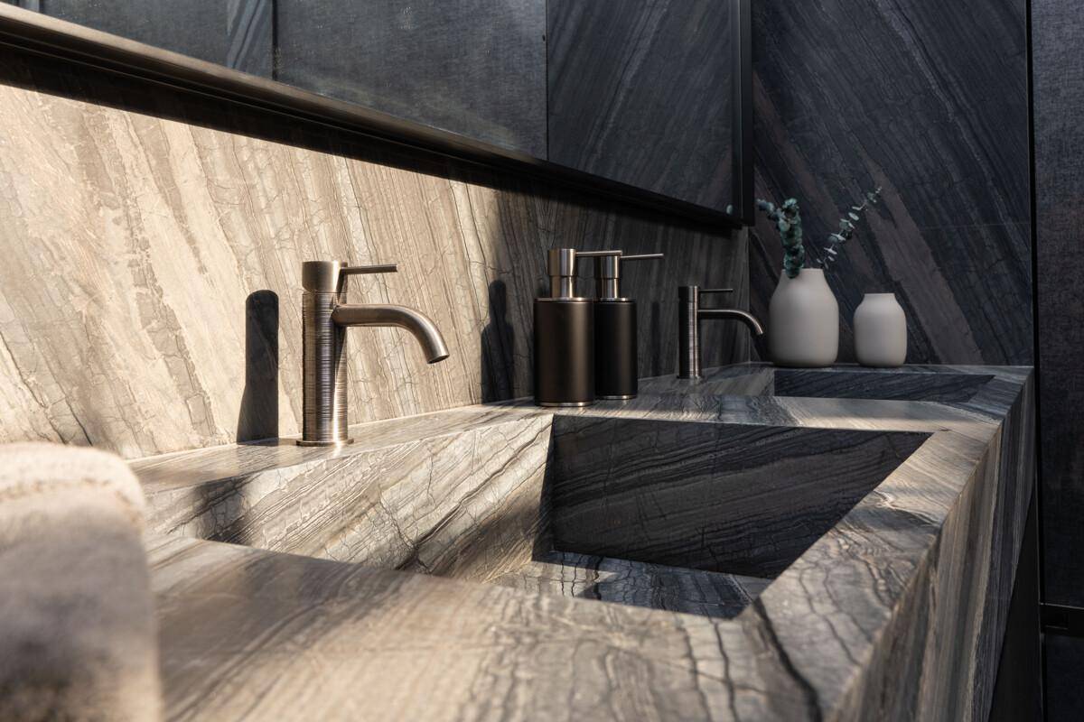 Luxuriöses Badezimmer mit doppelten Marmorwaschbecken und hochwertigen Armaturen.