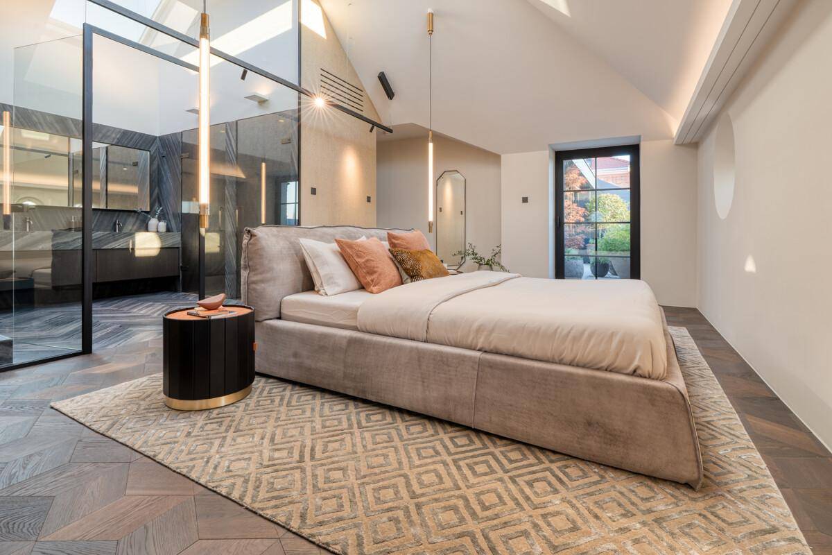 Großzügiges Schlafzimmer mit Zugang zur Terrasse und offenem Badbereich.
