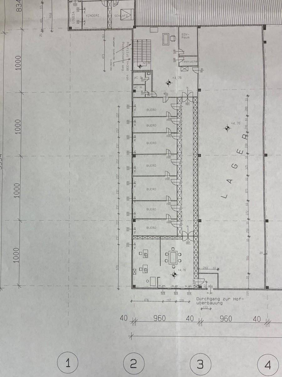 Detaillierter Grundriss eines Bürogebäudes mit mehreren Büros und Lagerflächen.
