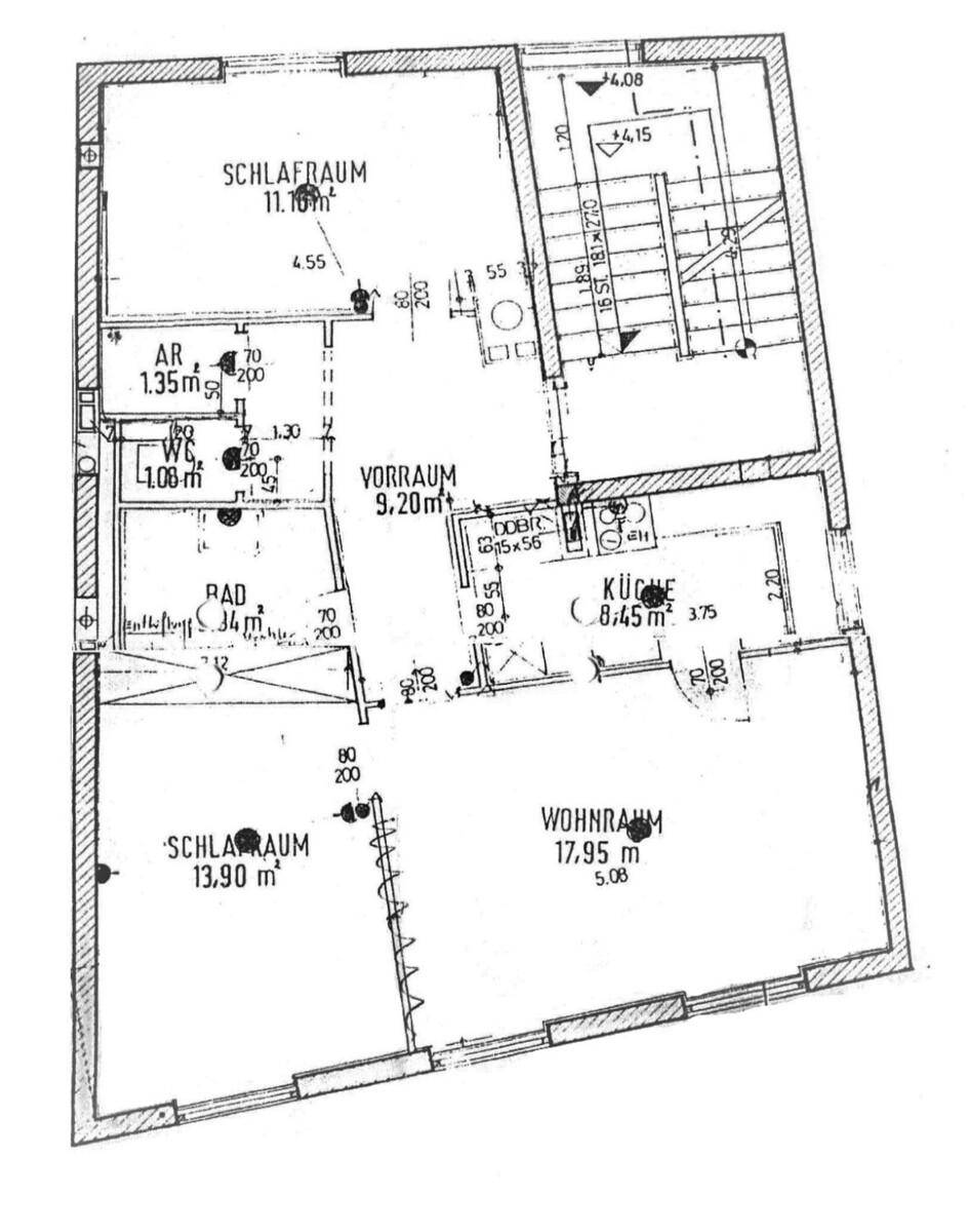 Grundrissplan mit Schlafzimmern, Wohnraum, Küche und Vorraum.