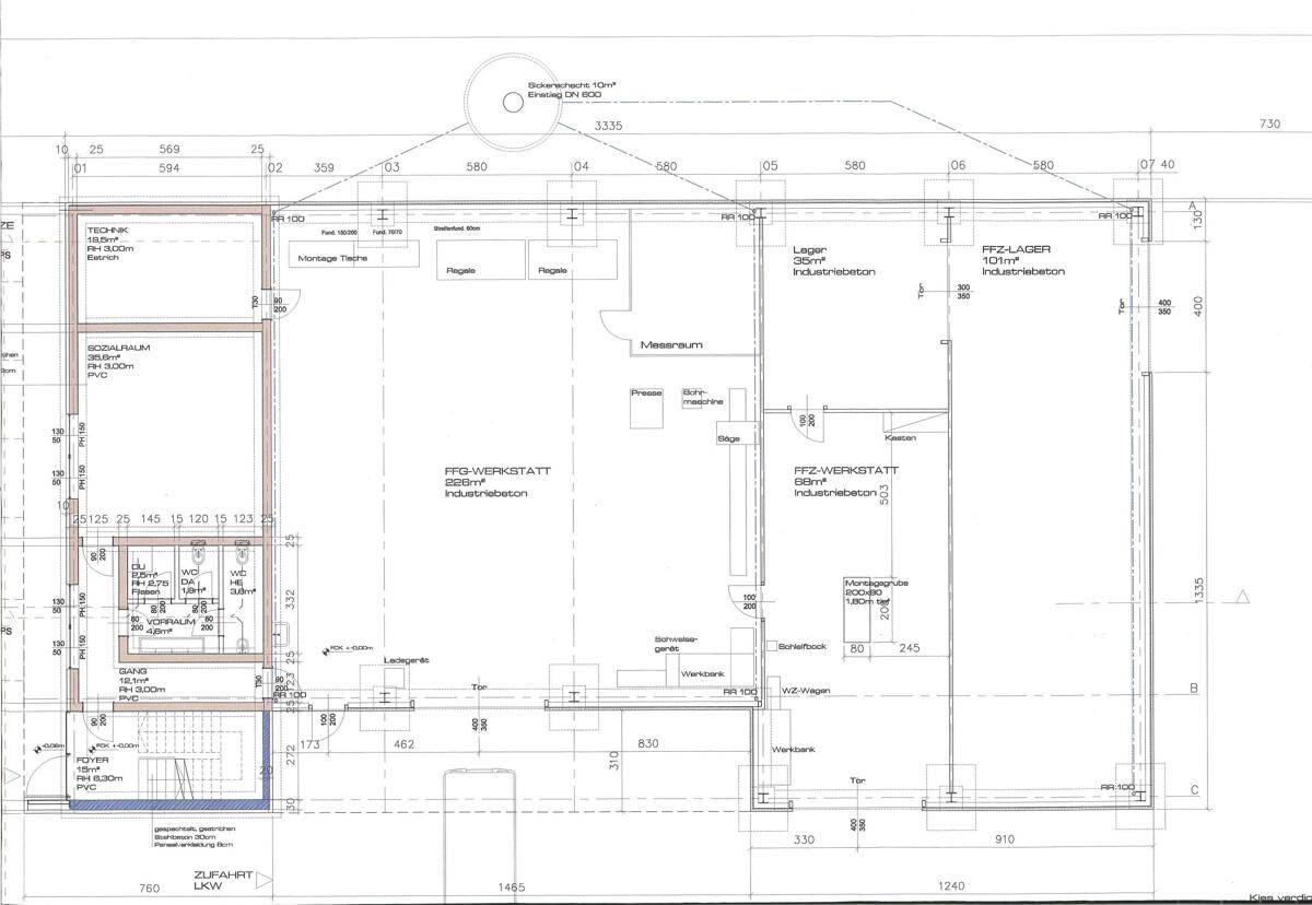Grundriss des Erdgeschosses mit Werkstatt-, Lager- und Technikbereichen sowie detaillierten Abmessungen.