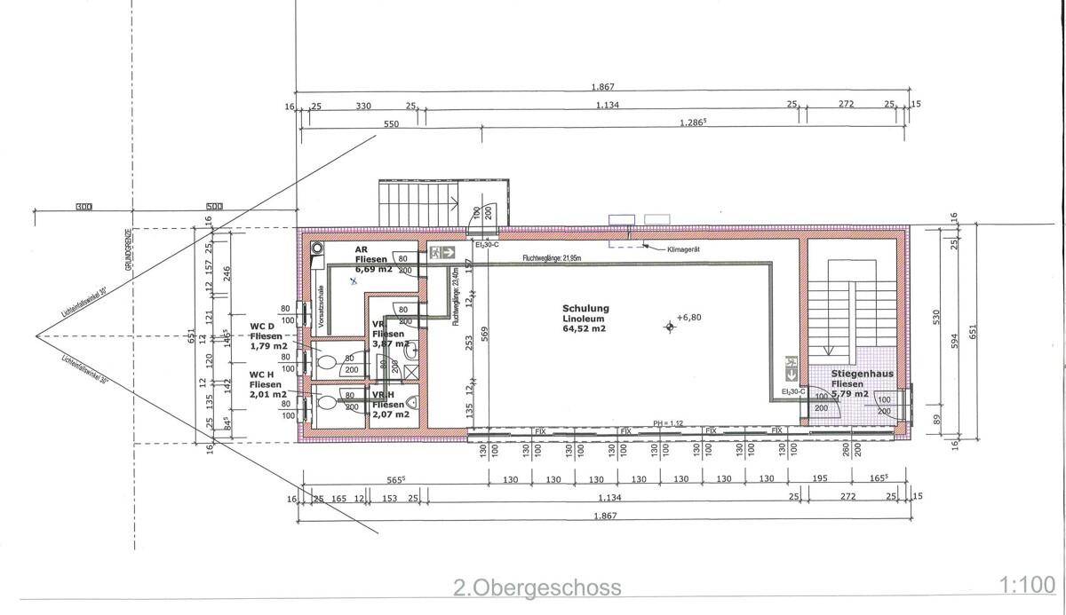Grundriss des zweiten Obergeschosses mit Schulungsbereich und Sanitäranlagen, inklusive aller Maße.