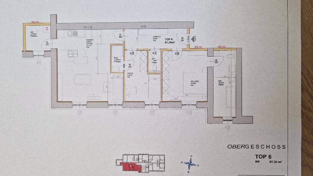 Grundrissplan der Wohnung Top 6 im Obergeschoss mit Balkon und offenem Wohnbereich.