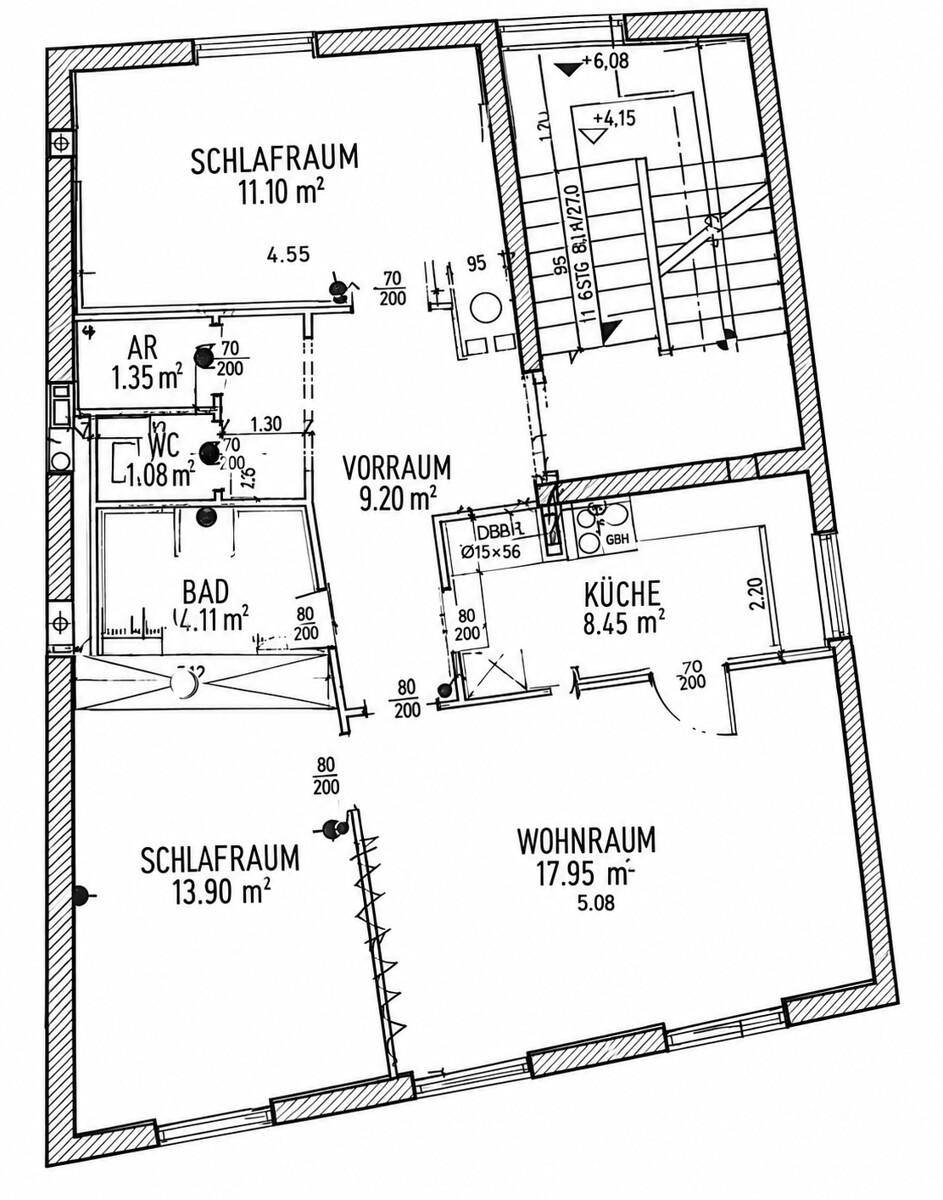 Grundrissplan mit Schlafzimmern, Bad, Küche und Wohnraum, inklusive Maßen.