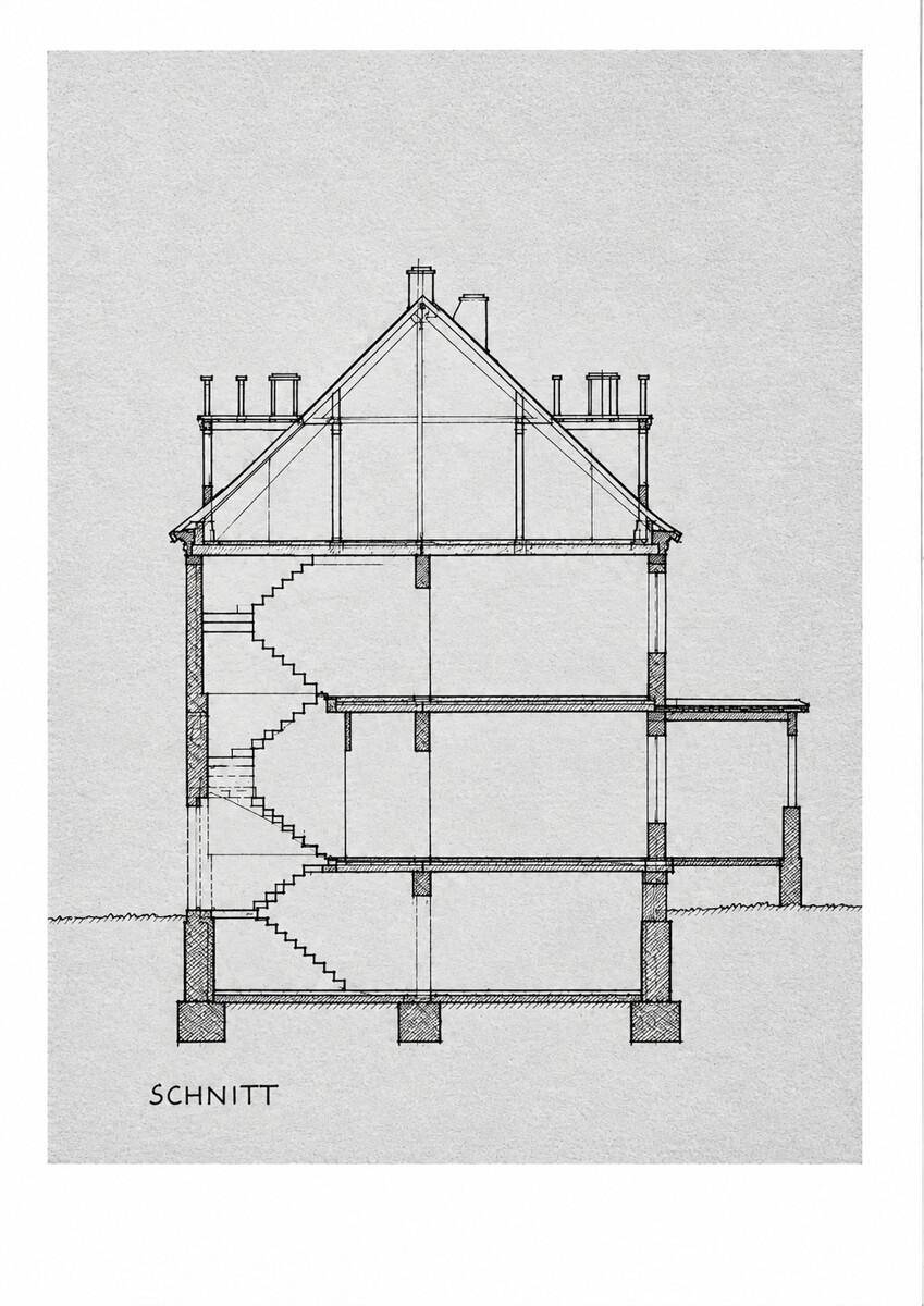 Architektonischer Schnittplan des Gebäudes, der die Geschosse und Treppen zeigt.