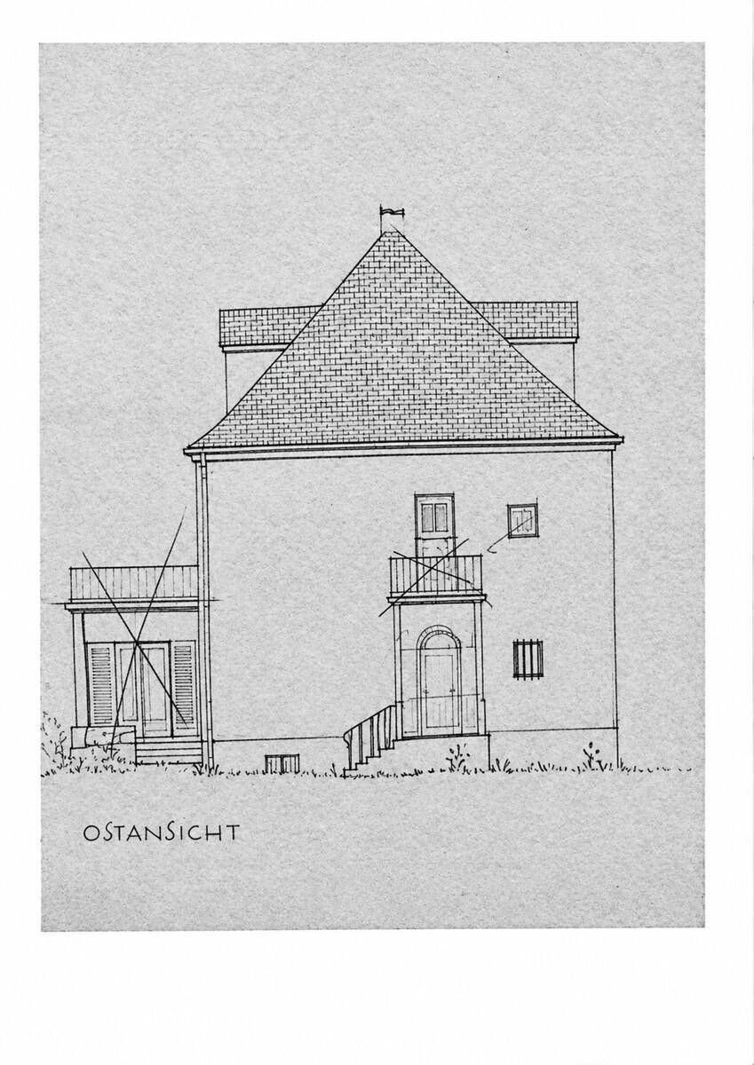 Architektonische Zeichnung der Ostansicht des Hauses mit kleinem Balkon.