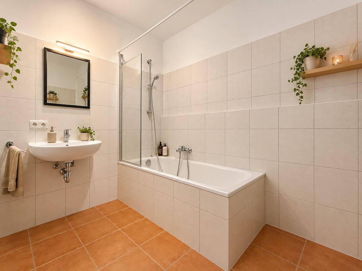 Modernes Badezimmer mit Badewanne, Duschabtrennung und hellen Fliesen.