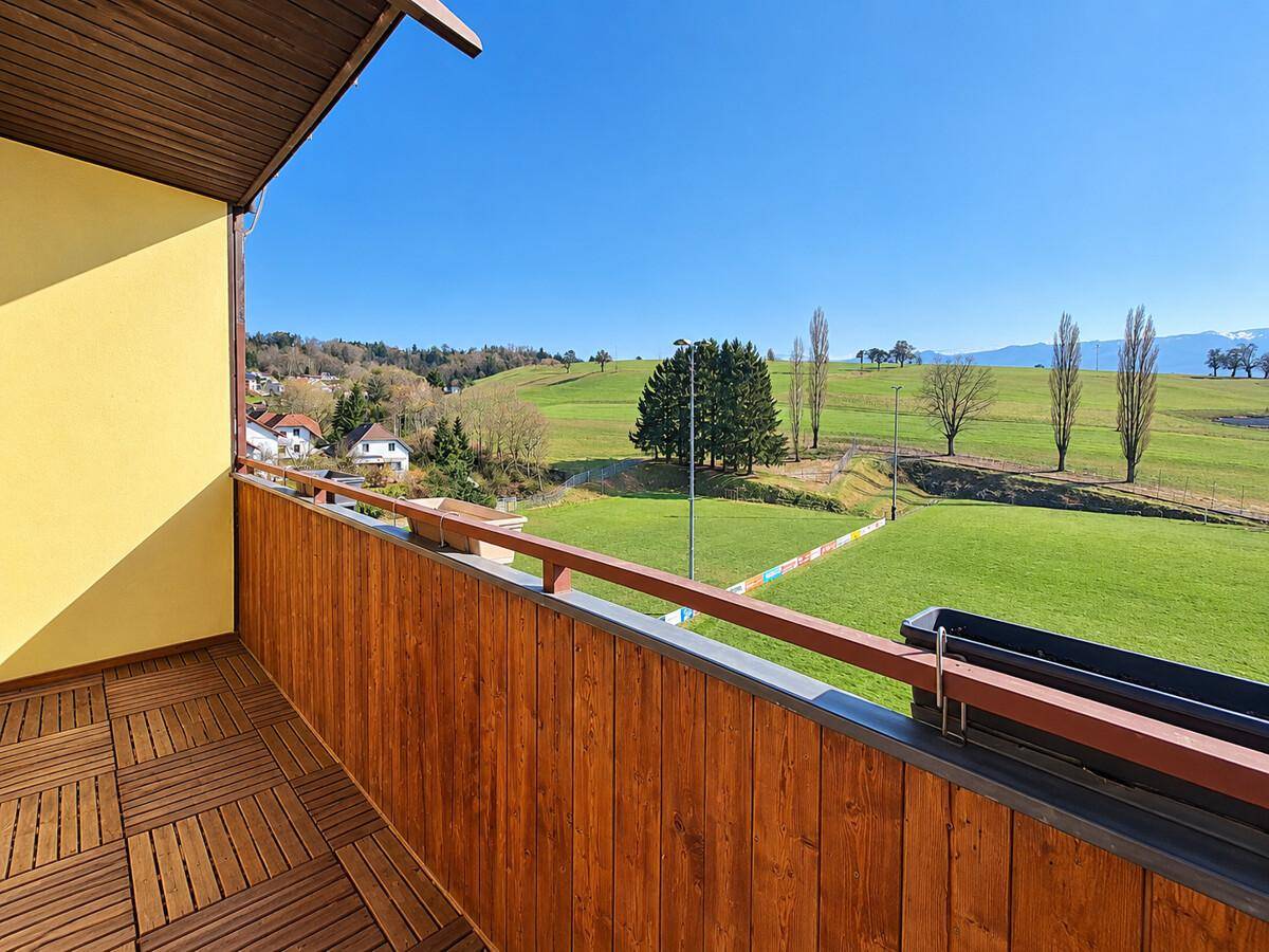 Geräumiger Balkon mit Panoramablick auf die umliegende Natur und die Berglandschaft.