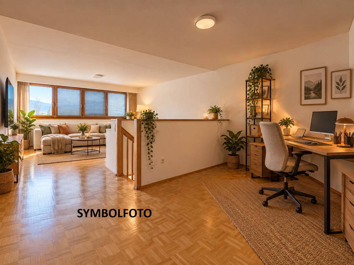 Heller offener Bereich mit Arbeitsplatz und gemütlicher Sitzecke, ideal für Home-Office.