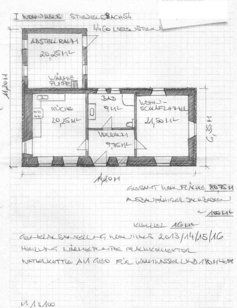 Handgezeichneter Grundriss einer Wohnung mit Küche, Bad, Wohn-Schlafzimmer und Abstellraum.