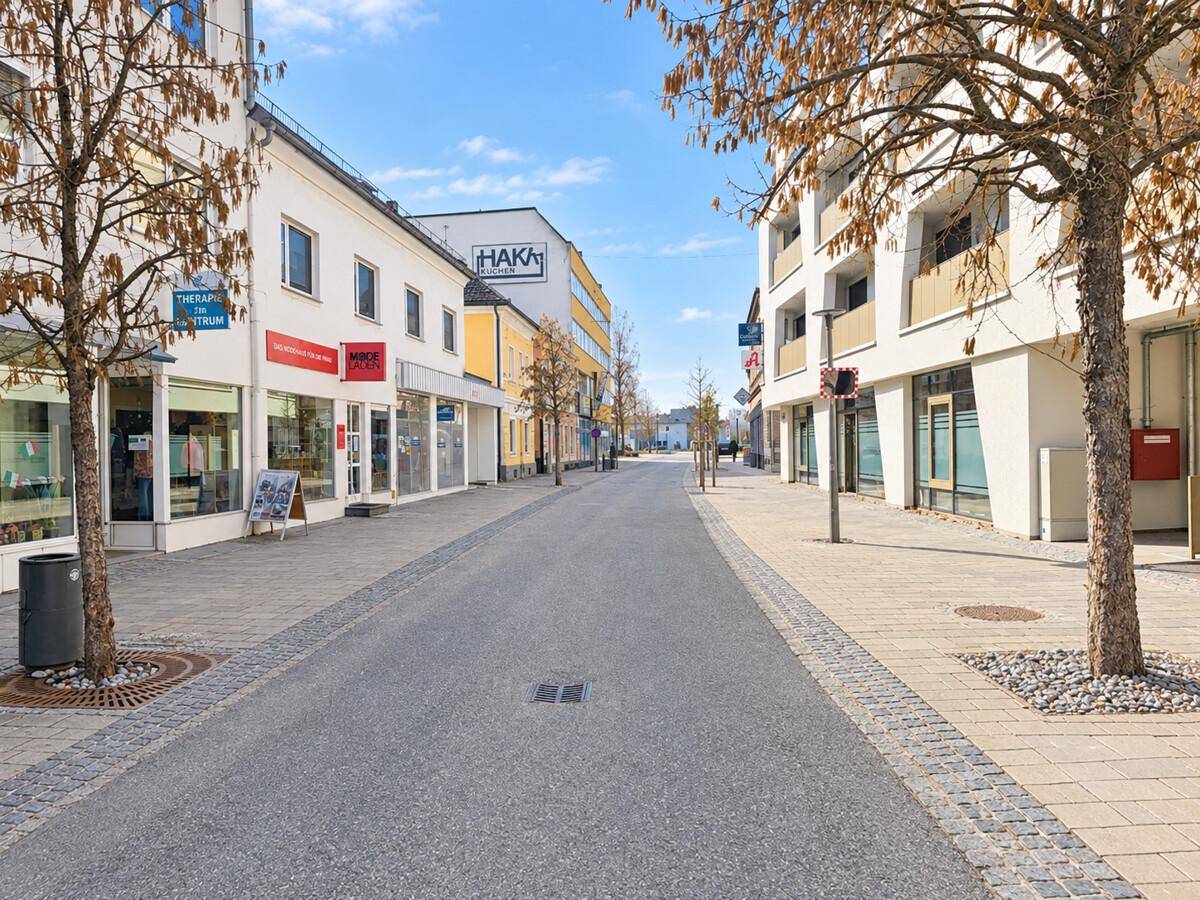 ATTRAKTIVES GESCHÄFTSLOKAL IN GUT SICHTBARER FREQUENZLAGE - Mehr