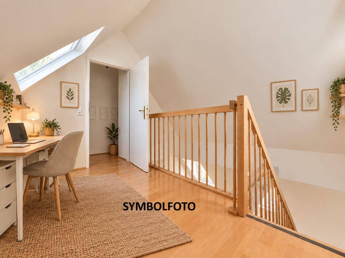 Symbolfoto: Heller Arbeitsbereich auf der Galerie mit Schreibtisch, Parkettboden und Dachfenster.