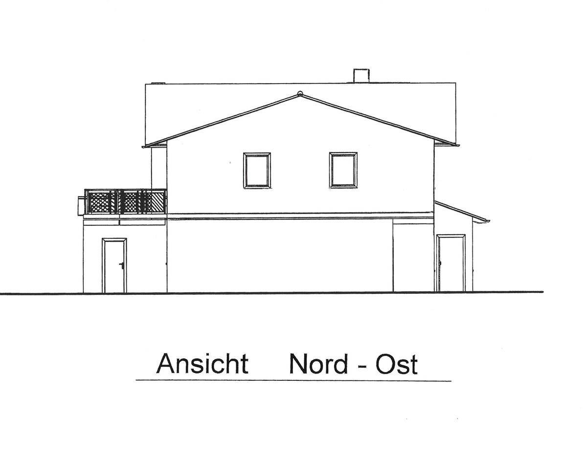 Ansicht der Nord-Ost-Fassade des Gebäudes mit Balkon und Eingangstüren.