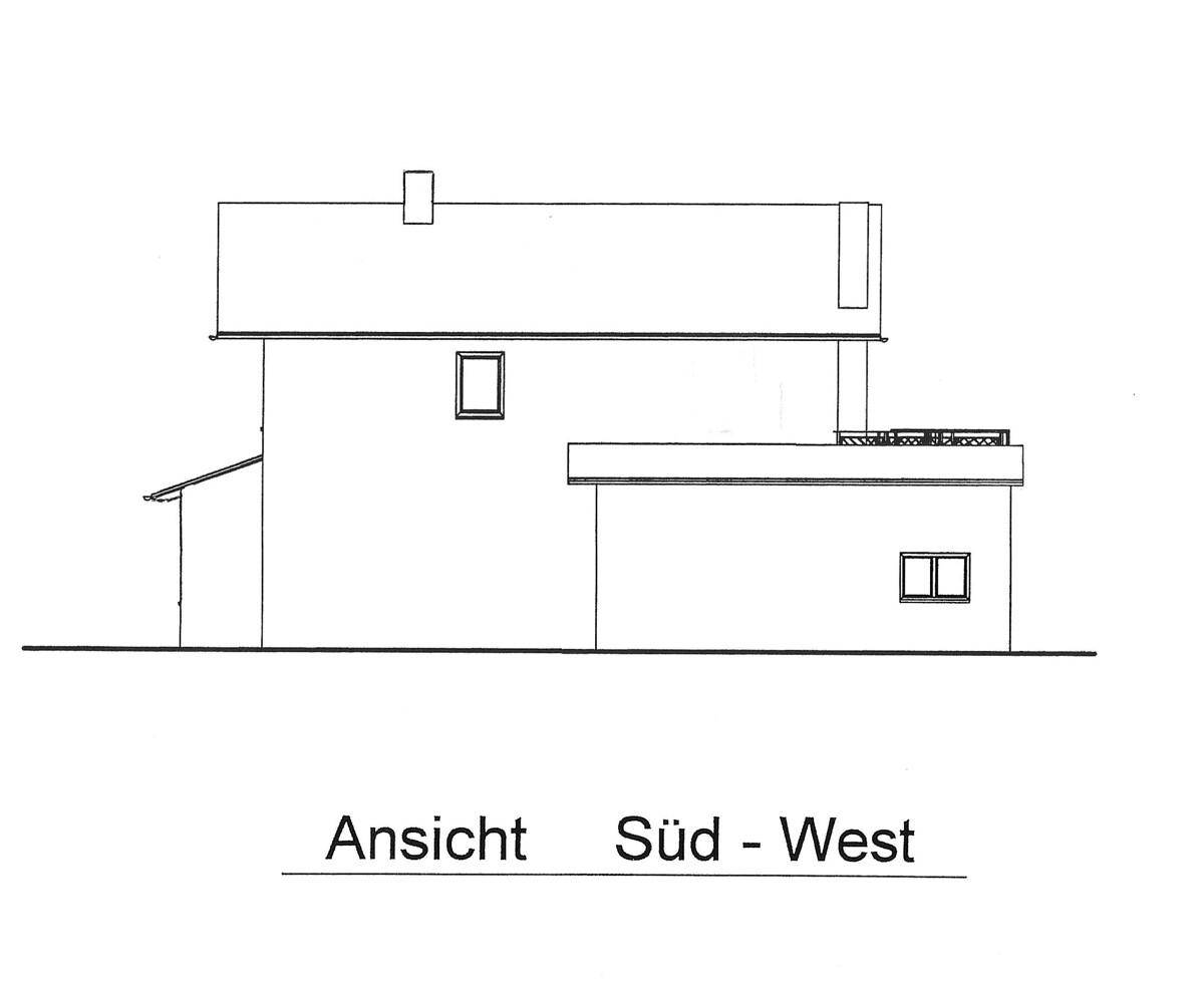 Ansicht der Süd-West-Fassade des Gebäudes mit Flachdach und Fenstern.