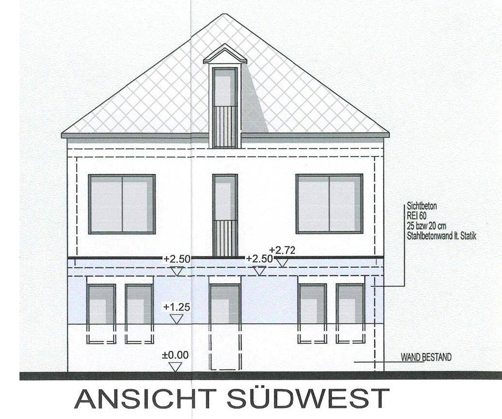 Ansicht der Südwestfassade des Gebäudes mit Balkon und französischen Fenstern.