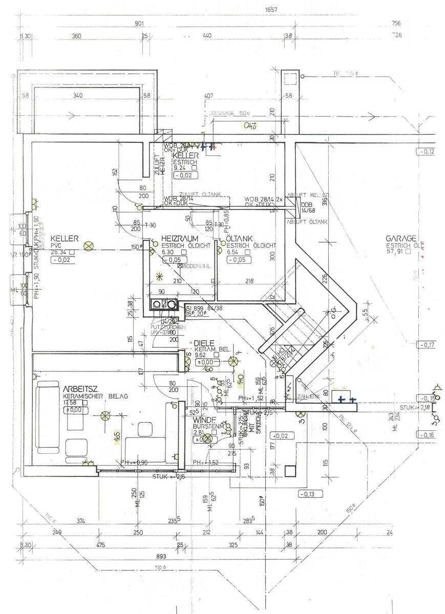 Grundriss des Kellergeschosses mit Heizraum, Öltank, Garage und Arbeitszimmer.