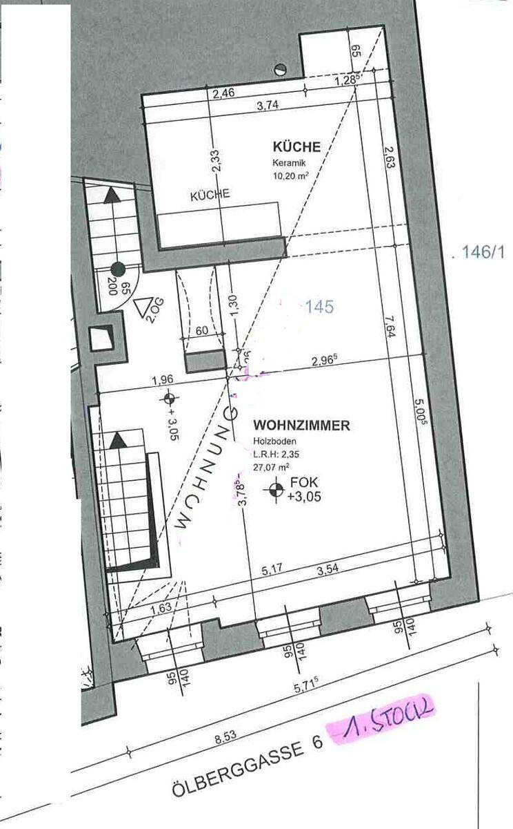 Grundriss des ersten Stocks mit Wohnzimmer und Küche.
