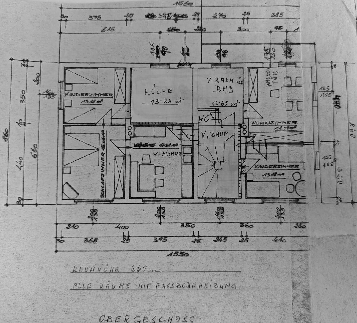 Grundriss des Obergeschosses mit Zimmern, Bad und Fußbodenheizung.