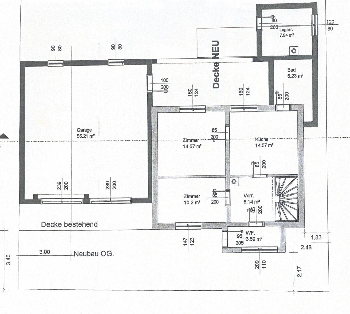 Grundriss des Erdgeschosses mit Garage, Zimmern und Bad, inklusive Maßen.