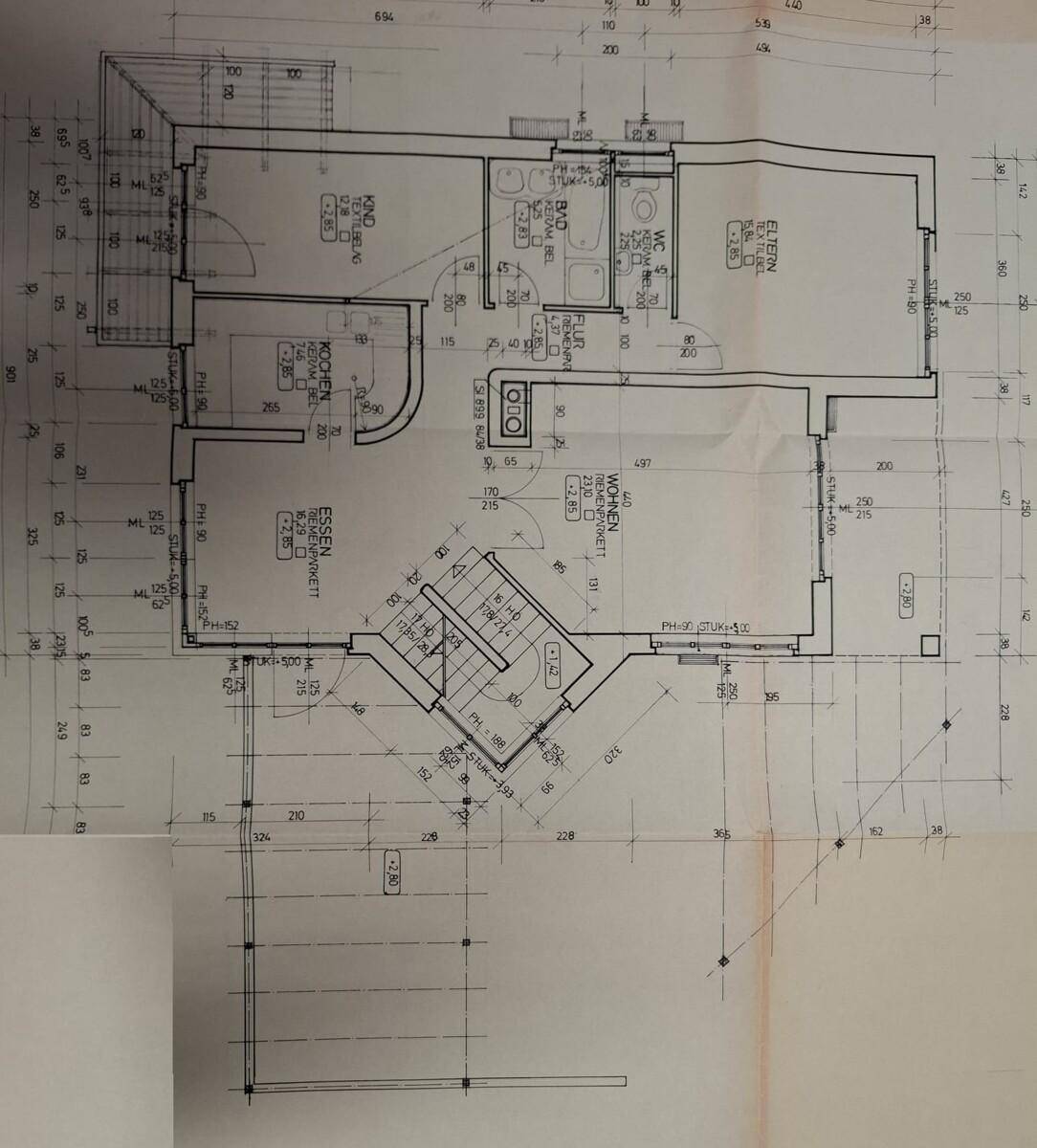 Grundriss des Erdgeschosses mit Wohn-, Ess- und Küchenbereich sowie Schlafzimmern und Bad.